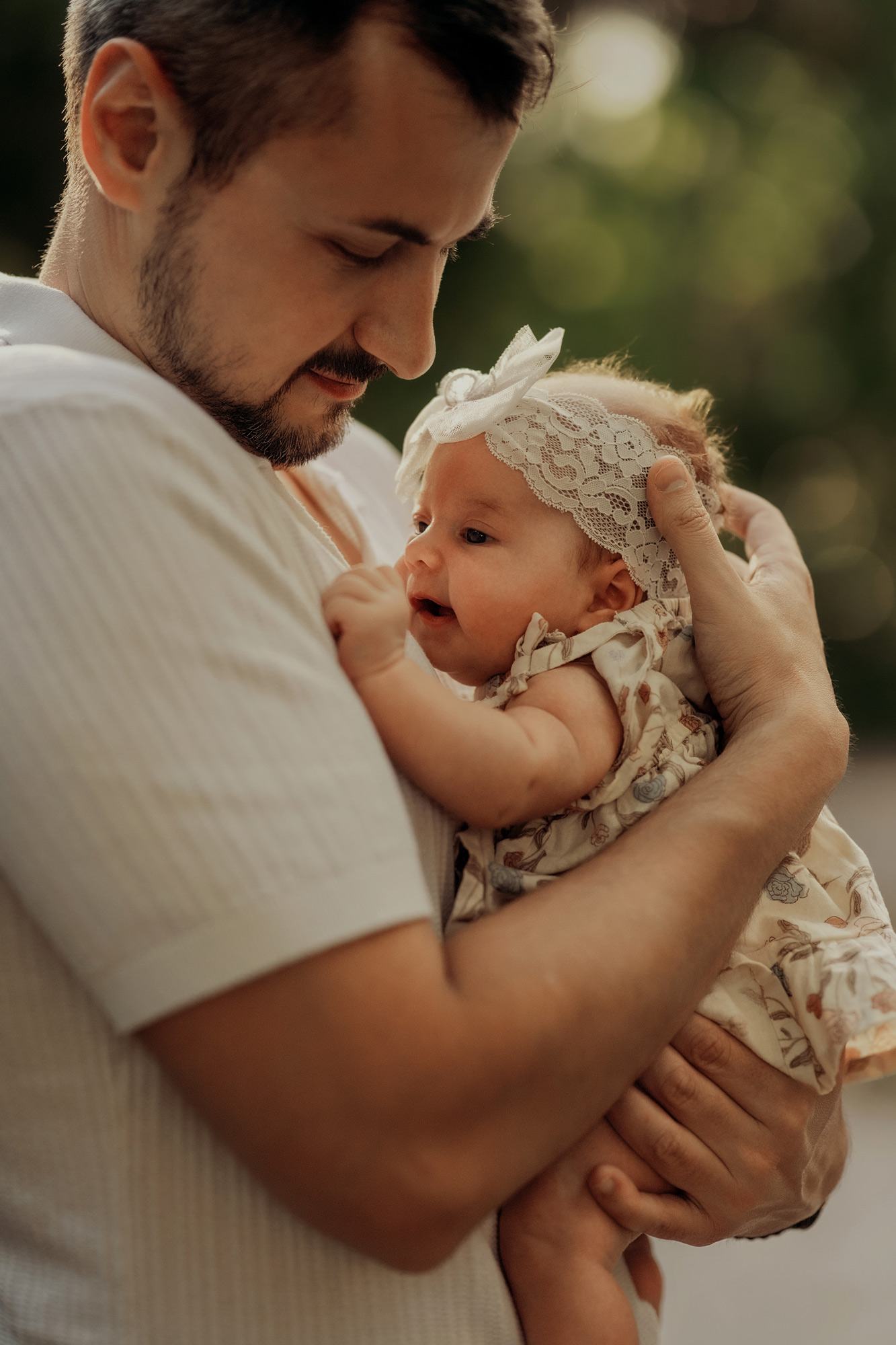 Natural newborn portraits in a park setting in Central Florida