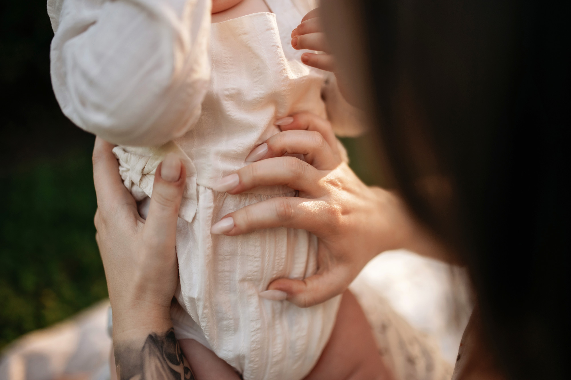 Mother tickles her toddler daughter during photoshoot in Orlando