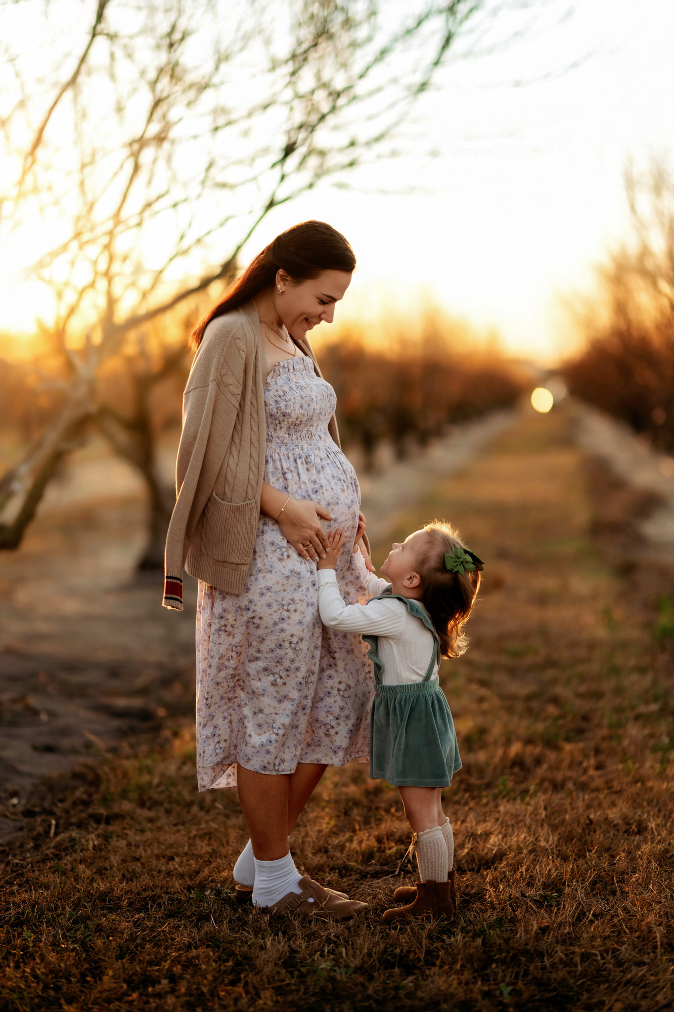 Maternity portraits in a green park setting in Central Florida