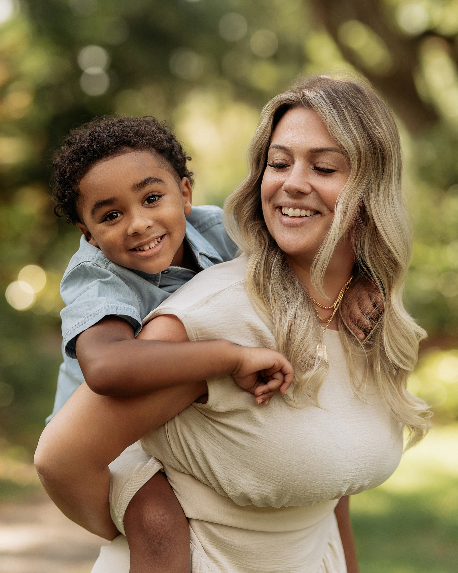 Outdoor family photos in Orlando with children playing and parents connecting in natural light.