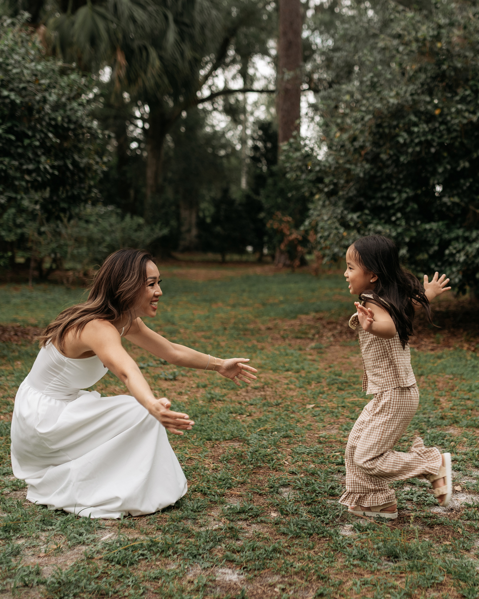 Motherhood photography in Orlando with mother and child sharing a quiet moment outdoors.